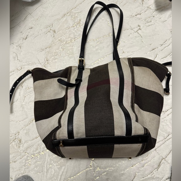 Burberry (Authentic) - Picture 4 of 16